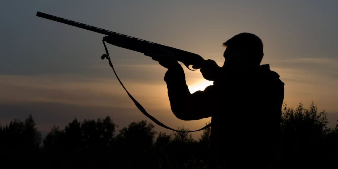 В Западно-Казахстанской области мужчина стрелял в двух взрослых и одного ребенка