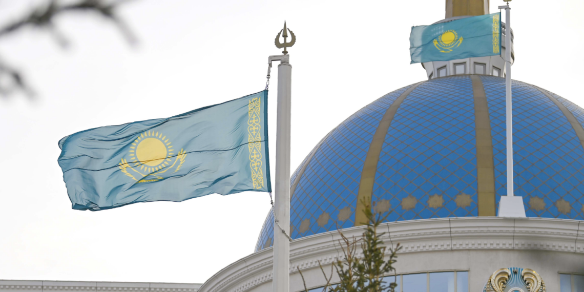 Токаев принял участие в церемонии поднятия Государственного флага