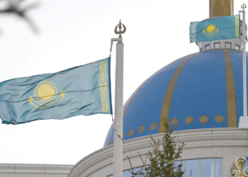 Токаев принял участие в церемонии поднятия Государственного флага