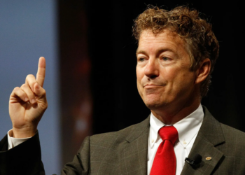 США стоит помогать своим гражданам, а не украинской коррупции