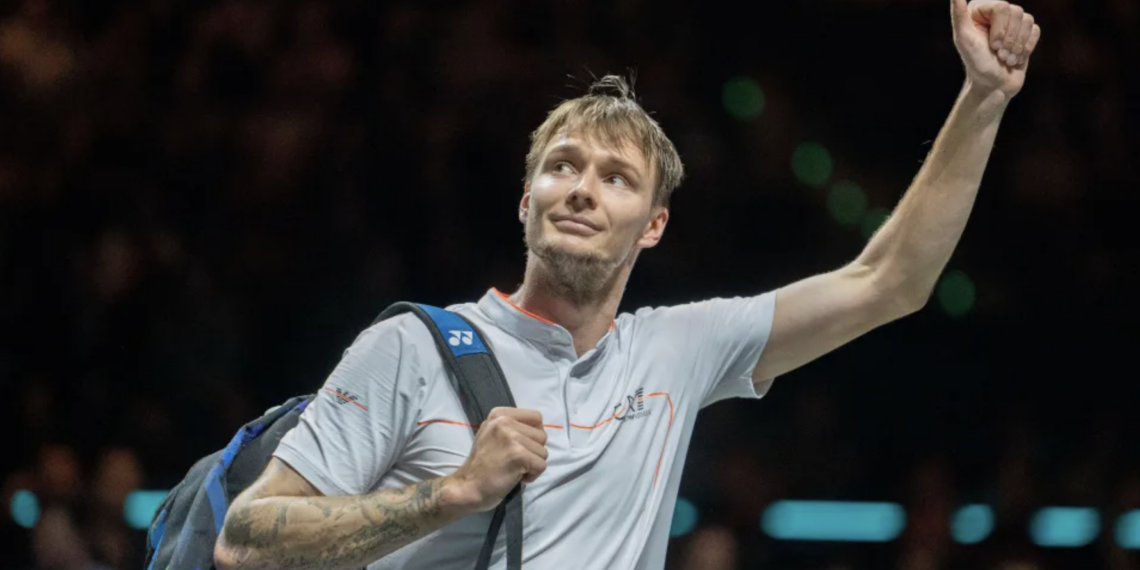 Теннисист Александр Бублик прошел в третий круг турнира в Париже