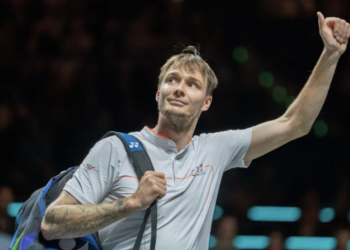 Теннисист Александр Бублик прошел в третий круг турнира в Париже