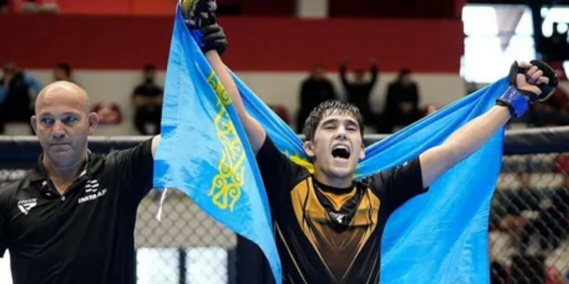 Ерсултан Шакенбай стал трехкратным чемпионом мира по ММА