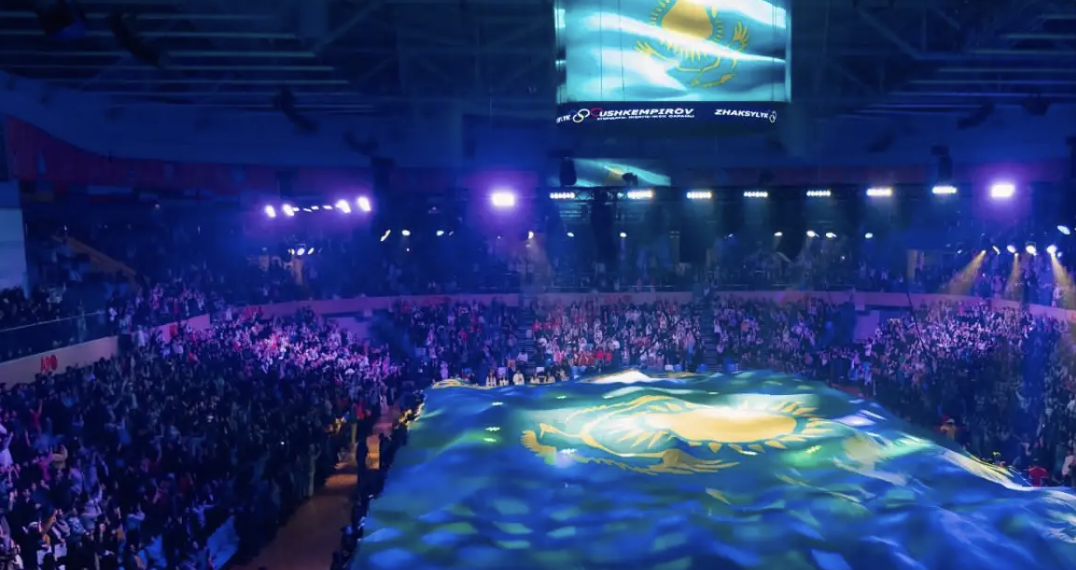 На церемонии посвящения в студенты в Астане раскрыли крупнейший флаг Казахстана