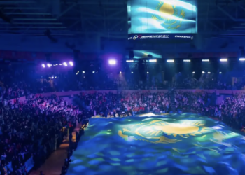 На церемонии посвящения в студенты в Астане раскрыли крупнейший флаг Казахстана