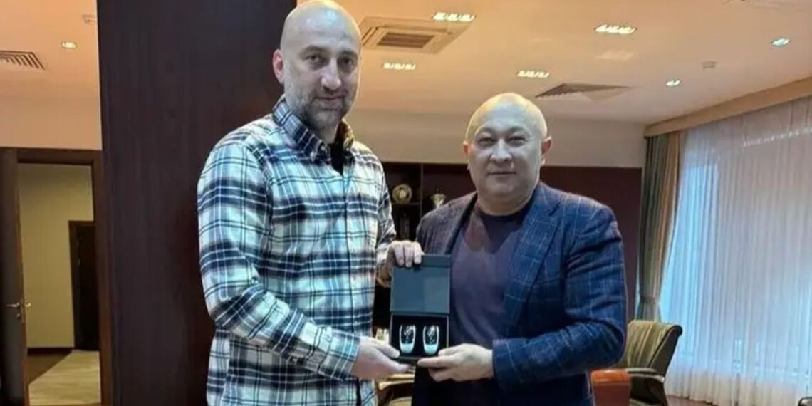 Тренер сборной Казахстана по футболу получил в подарок автомобиль