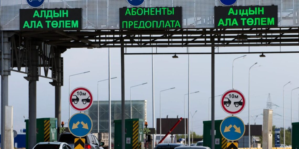 Платные дороги принесли в бюджет Казахстана 26,5 миллиарда тенге