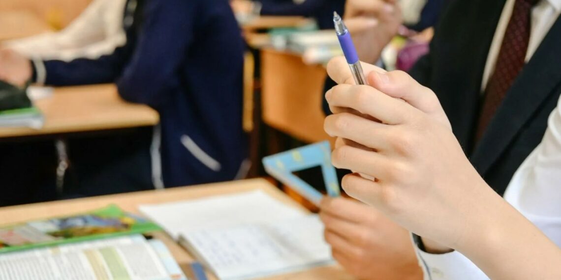 В связи с непогодой, школьникам Астаны сократили занятия
