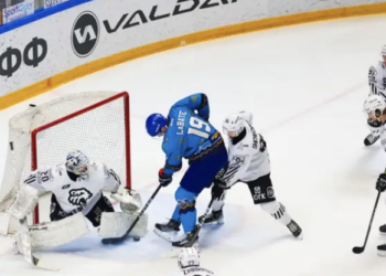 Казахстанский хоккейный клуб «Барыс» одержал третью подряд победу в КХЛ