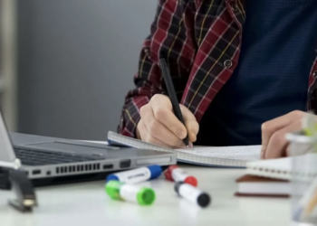 В Семее на дистанционное обучение переведены студенты и школьники первой смены