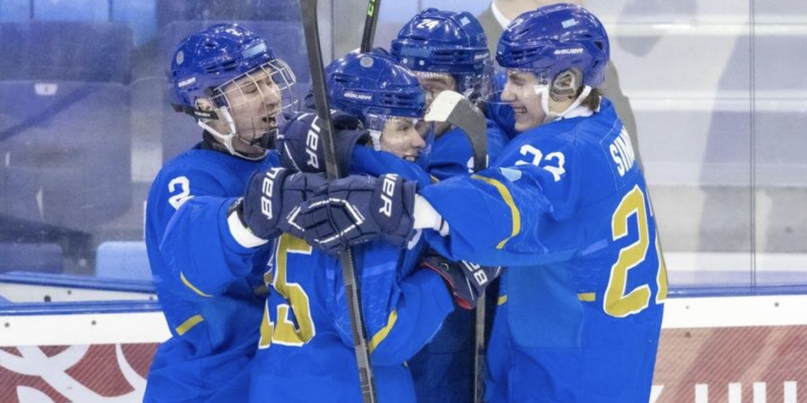 Казахстанская хоккейная сборная победила команду Дании в молодежном ЧМ