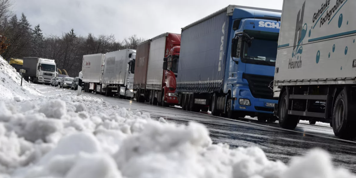 На границе Казахстана и Кыргызстана наблюдается скопление транспорта