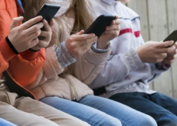 Глава Министерства просвещения Казахстана прокомментировал возможность ограничения смартфонов в школах