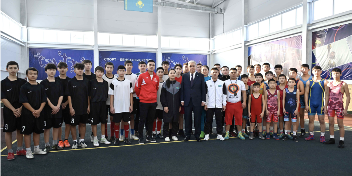 Касым-Жомарт Токаев посетил спорткомплекс в селе Саржансай