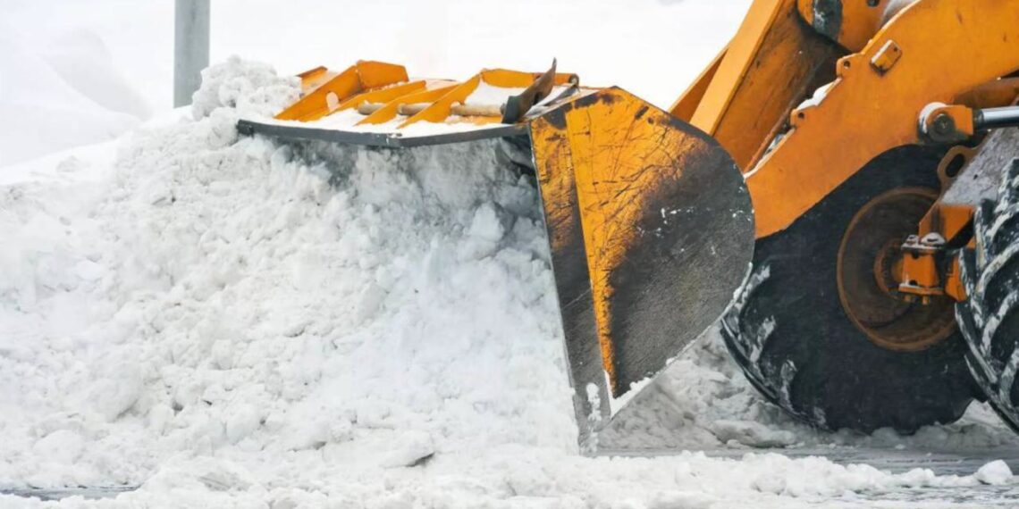 Более двух тысяч работников убирают снег в Астане