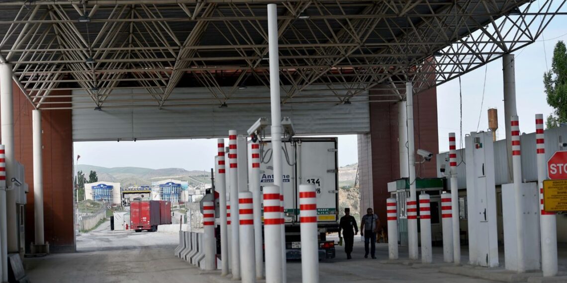 Из Казахстана в Кыргызстан пытались незаконно вывезти 180 тонн корма