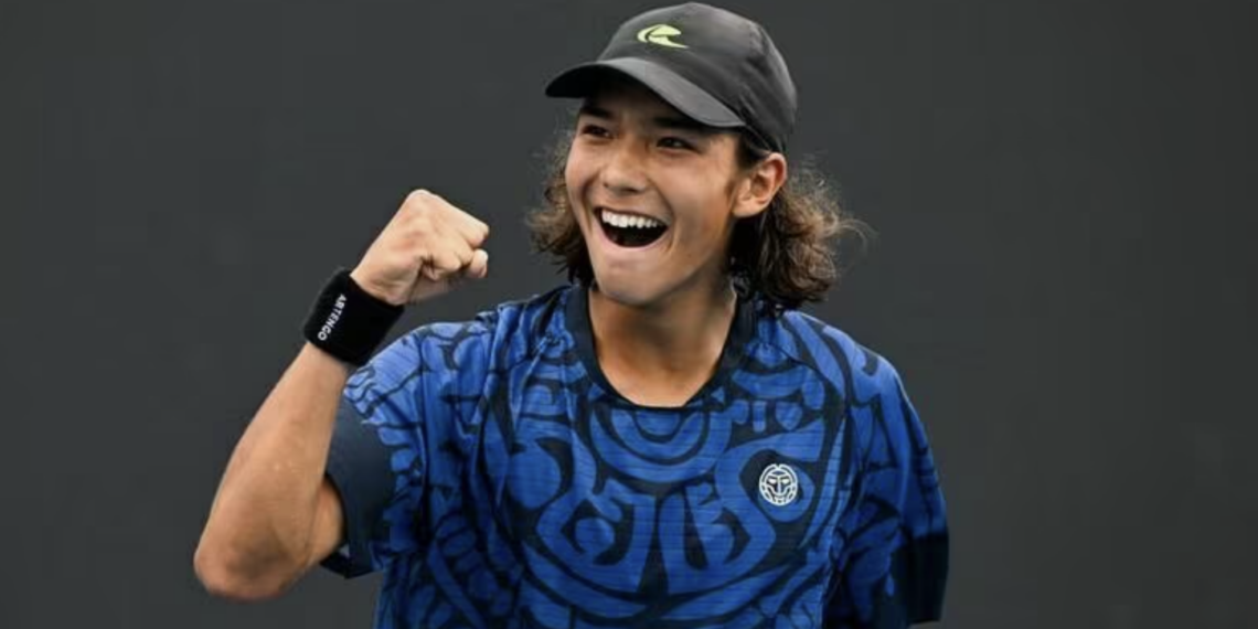 Теннисист Амир Омарханов прошел в четвертьфинал юниорского Australian Open