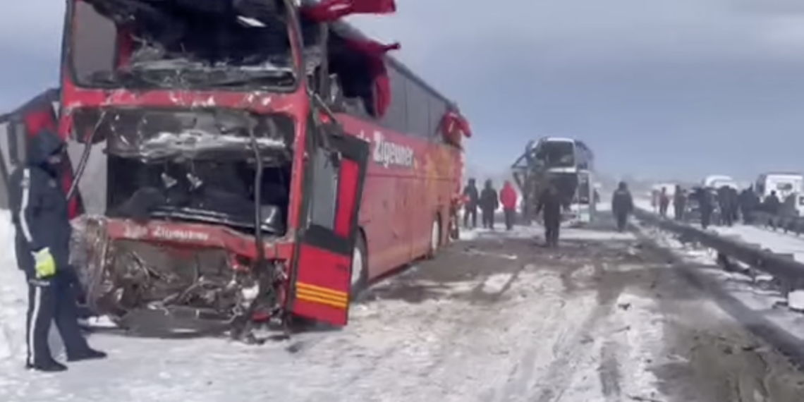 На трассе в Жамбылской области произошло массовое ДТП