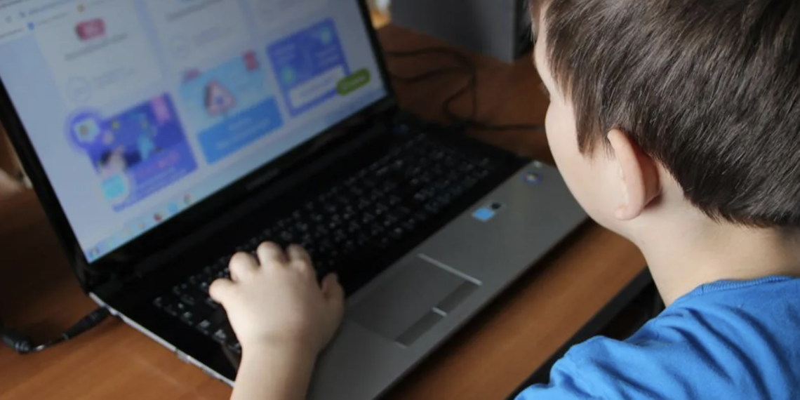 Школьники Астаны и двух районов области Абай переведены на дистанционное обучение