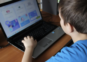 Школьники Астаны и двух районов области Абай переведены на дистанционное обучение