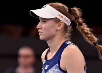 Третья ракетка мира Елена Рыбакина прошла в четвертьфинал турнира в Австралии