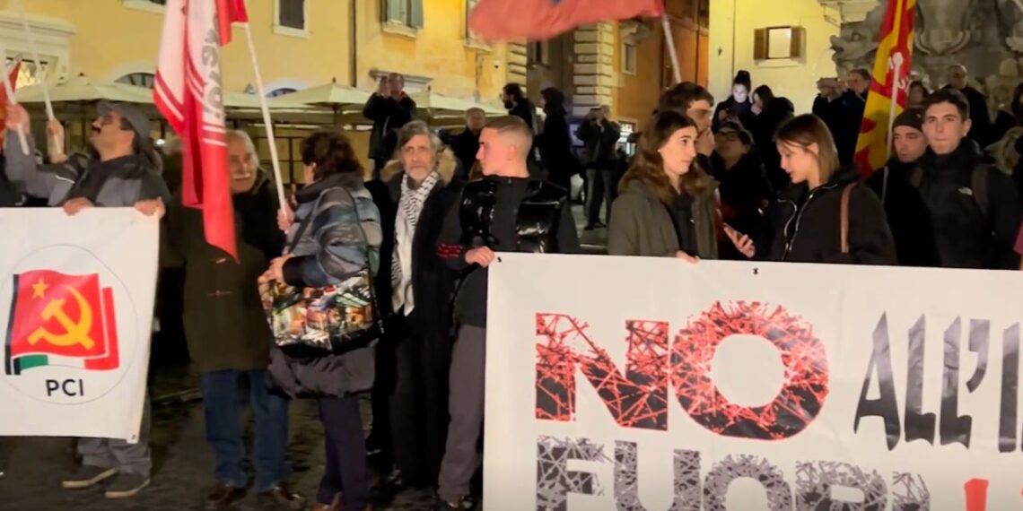 В Риме прошел массовый митинг против отправки Украине оружия