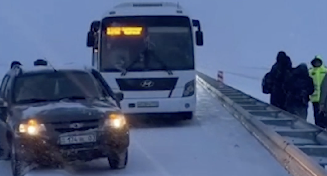 Из сломавшегося на севере Казахстана пассажирского автобуса эвакуировали 16 россиян