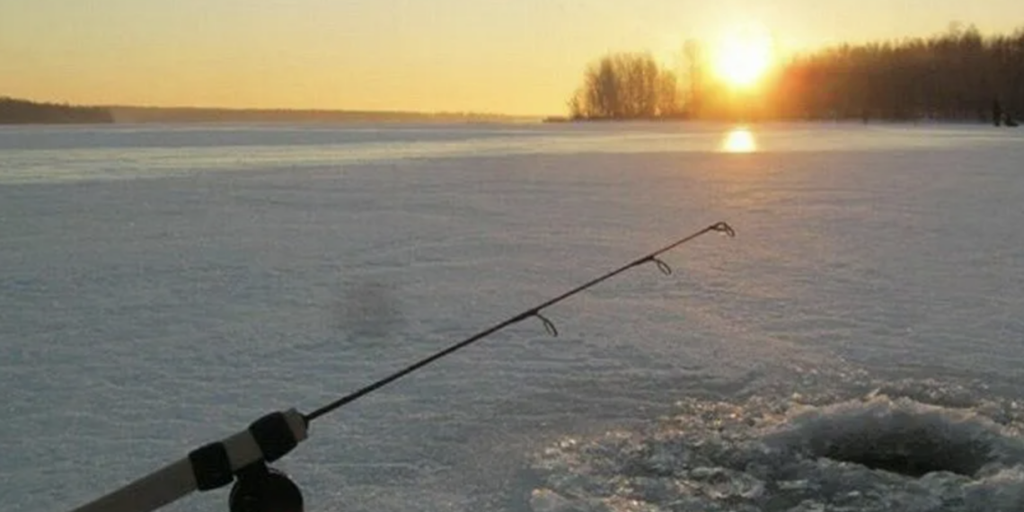 На озере Балхаш троих рыбаков унесло на льдине