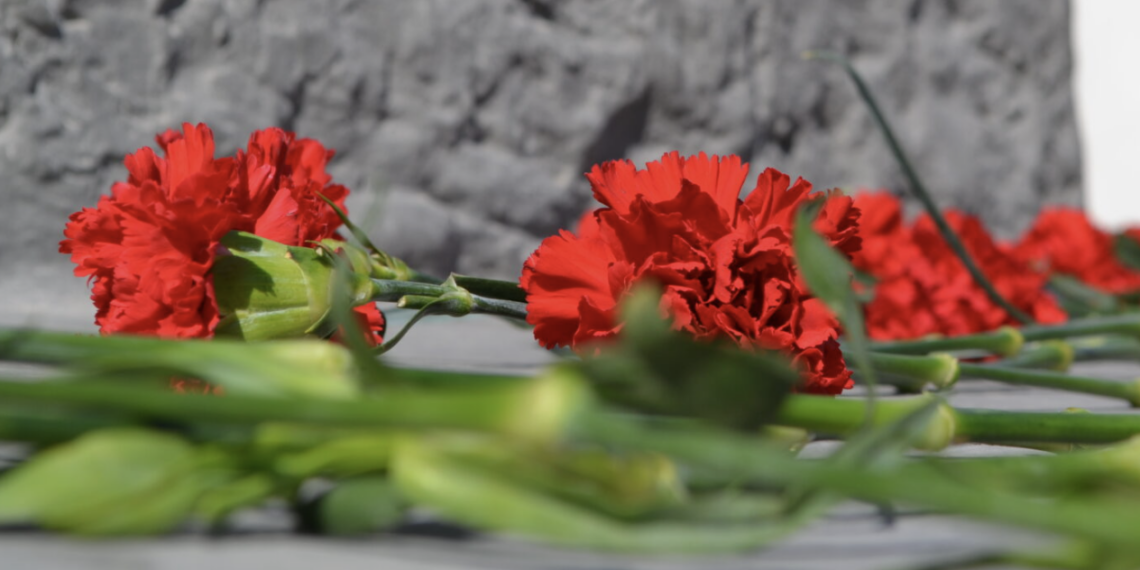 В честь 80-летия снятия блокады Ленинграда в Казахстане возложили цветы