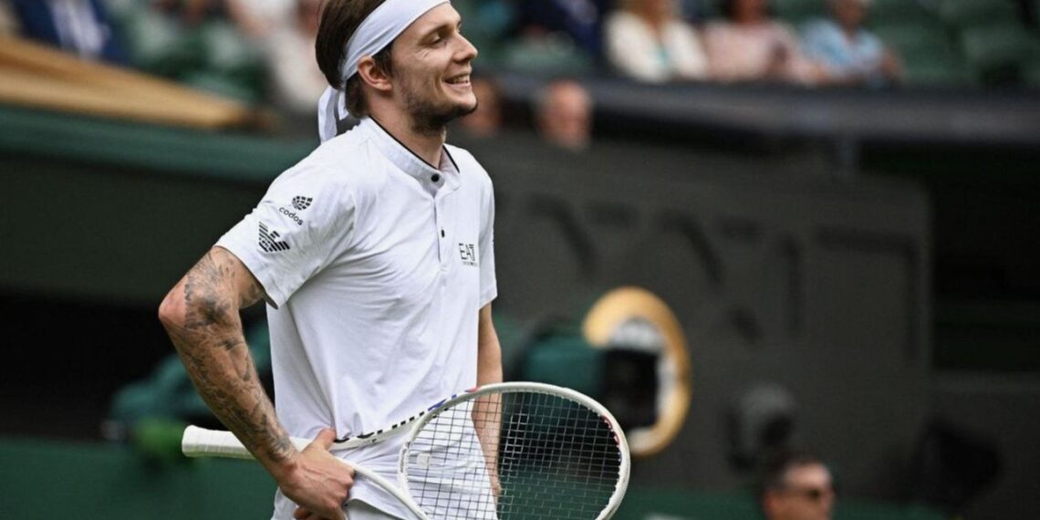 Теннисист Александр Бублик вышел в полуфинал турнира во Франции