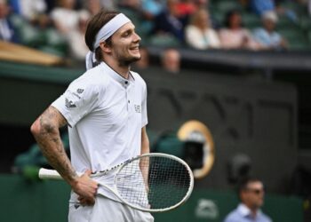 Теннисист Александр Бублик вышел в полуфинал турнира во Франции