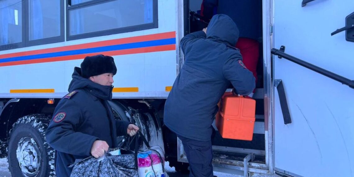 Спасатели МЧС помогли бригаде скорой помощи, попавшей в снежный занос