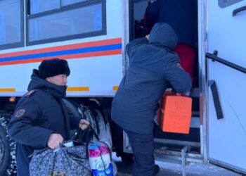 Спасатели МЧС помогли бригаде скорой помощи, попавшей в снежный занос