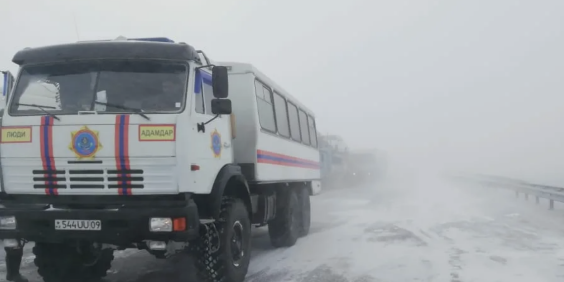 На автомобильных дорогах Казахстана спасено и эвакуировано 1272 человека