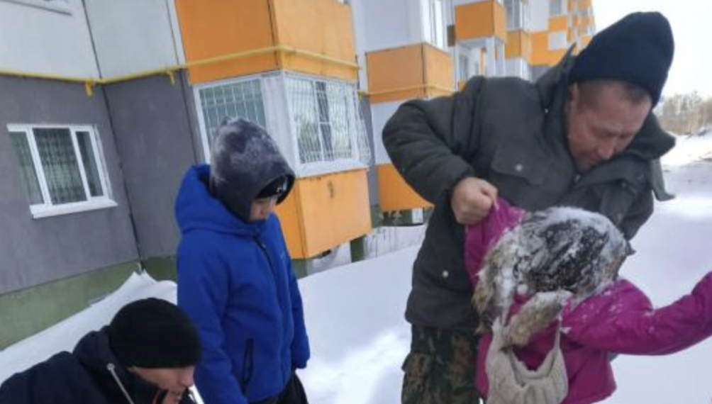 Казахстанец спас ребенка, упавшего в тепловой колодец в Костанае