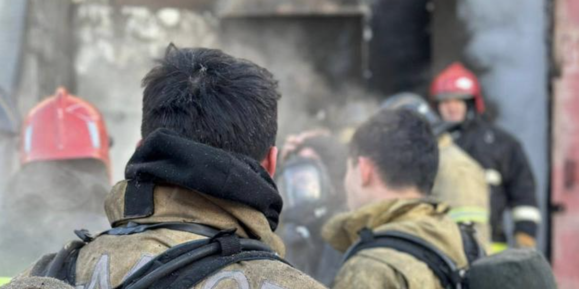 Пожарные Астаны ликвидировали произошедший в мебельном цехе пожар