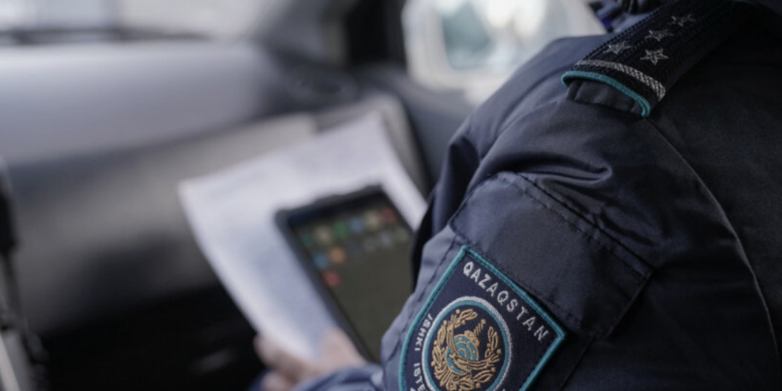 Мужчина, перебежавший дорогу на красный свет светофора, оказался разыскиваемым мошенником