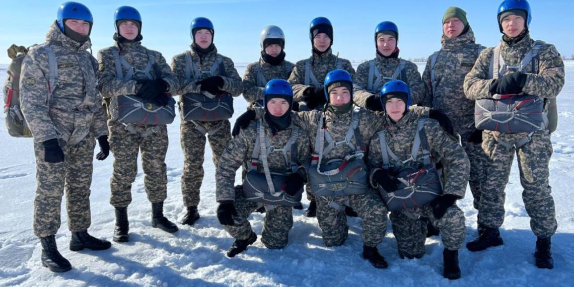 В Казахстане будущие летчики осваивают технику прыжка с парашютом