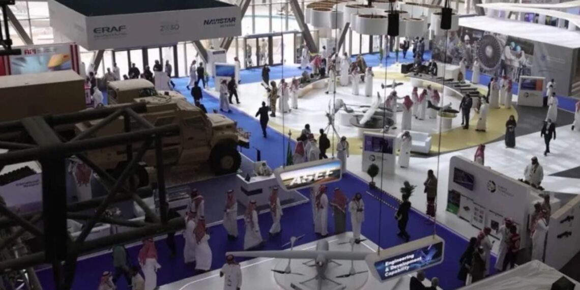 Делегация Казахстана посетила военно-техническую выставку в Саудовской Аравии