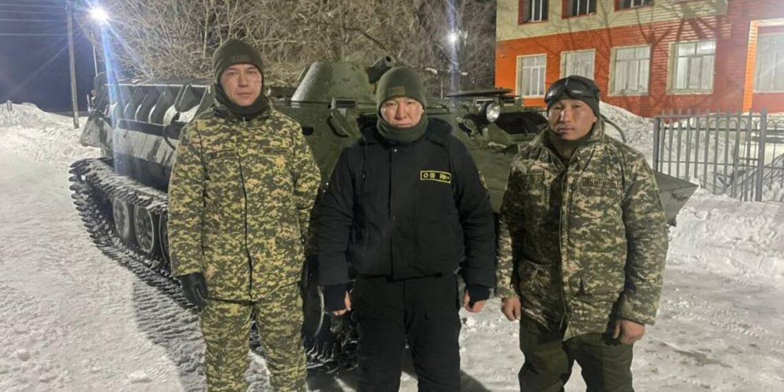 Казахстанские военнослужащие освободили из снежного плена свыше 50 человек