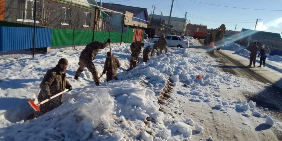 Военнослужащие бригады территориальной обороны помогают службам ЧС в ЗКО