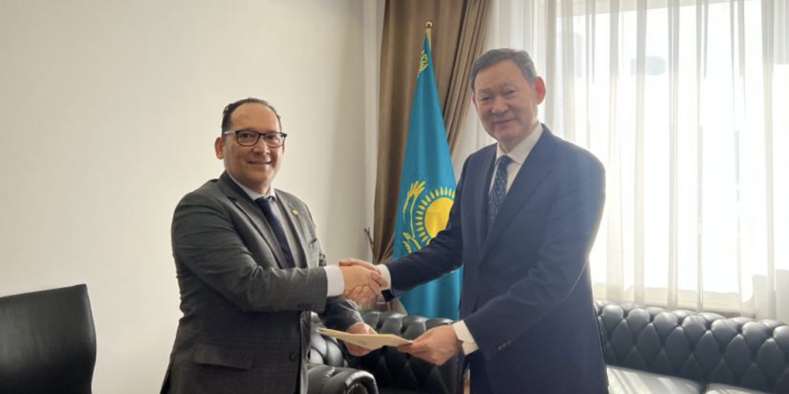 Посол Колумбии вручил копии верительных грамот Первому заместителю министра иностранных дел Казахстана