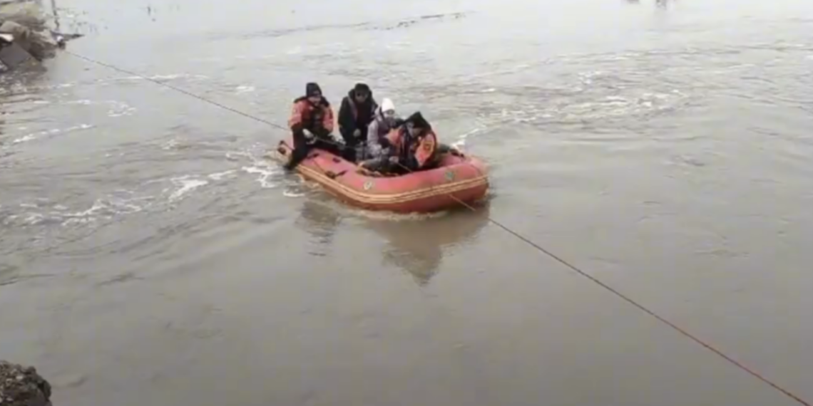 Спасатели ВКО переправляют жителей через затопленную дорогу