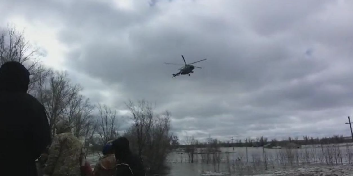 Летчики Минобороны экстренно спасли людей с крыши затопленного строения