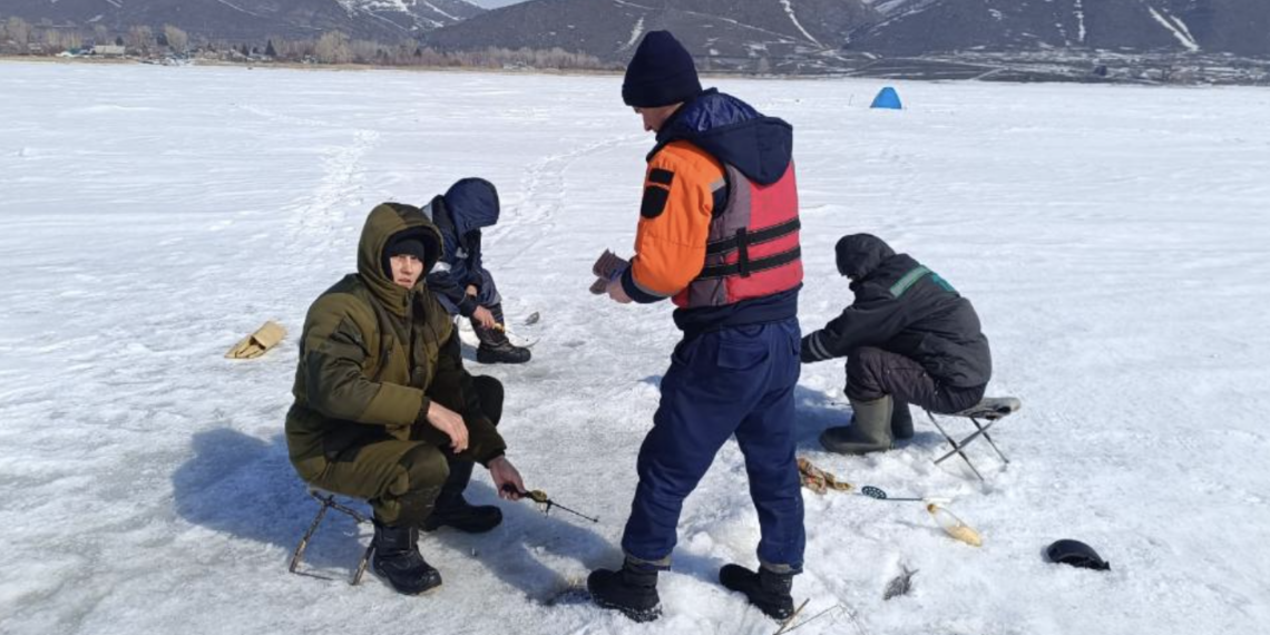 В МЧС предупредили казахстанцев об опасности тонкого льда