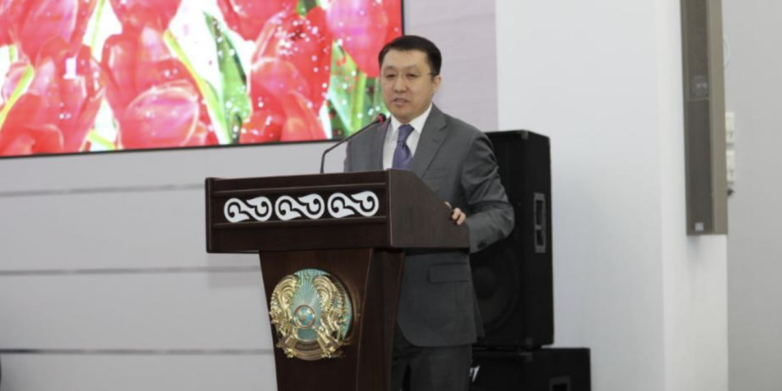 Министр транспорта Казахстана поздравил сотрудниц ведомства с наступающим 8 марта