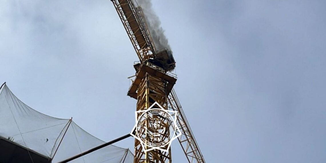 Огнеборцы ликвидировали пожар на башенном кране