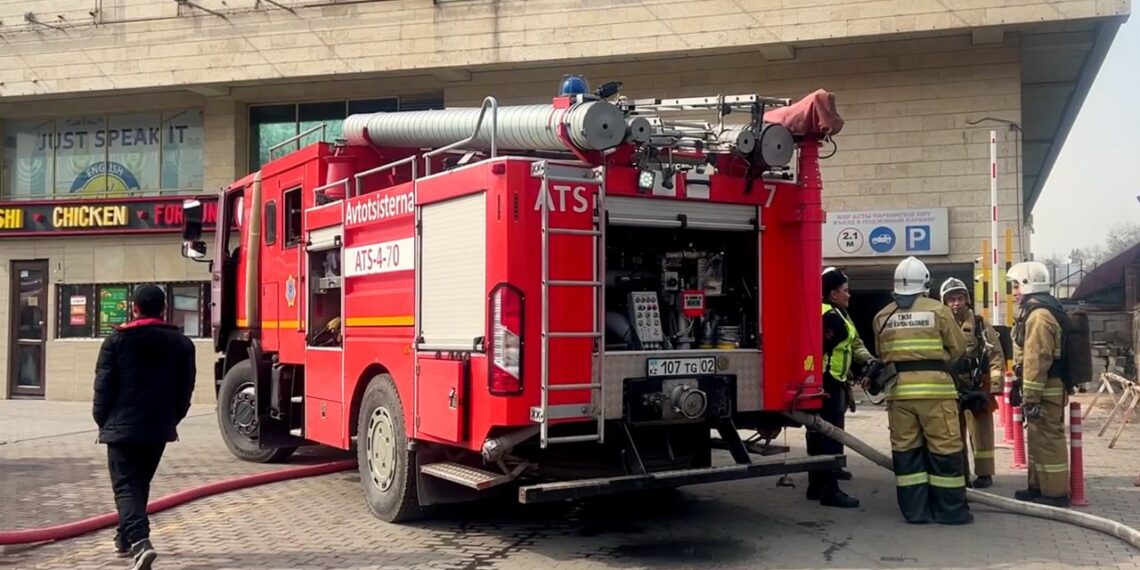 Сотрудники ДЧС Алматы потушили пожар в ТЦ «Жибек жолы»