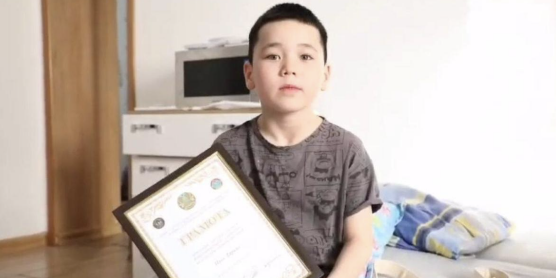 В Астане наградили мальчика, позвавшего рыбаков на помощь тонущему другу