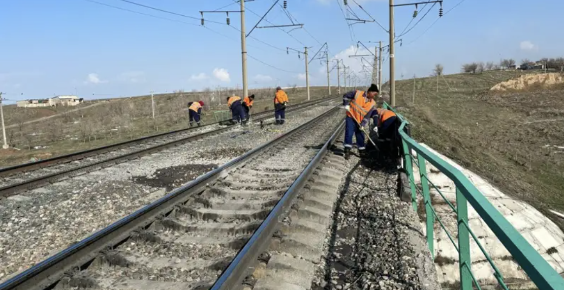 В Туркестанской области частично обрушился железнодорожный мост